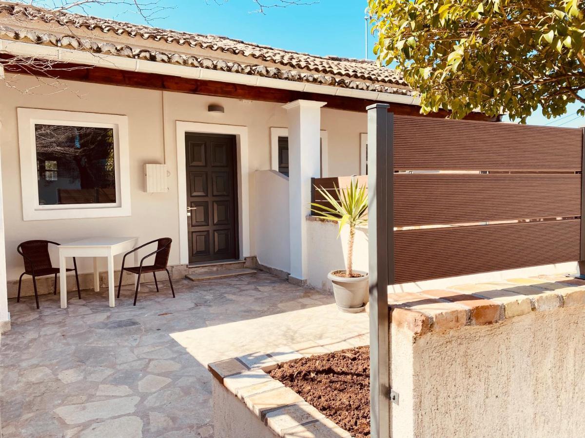 Louvros Luxury Suites Dassia  Exterior foto