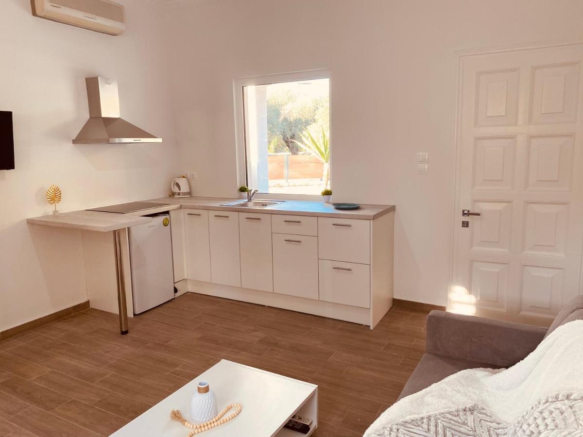 Louvros Luxury Suites Dassia  Exterior foto