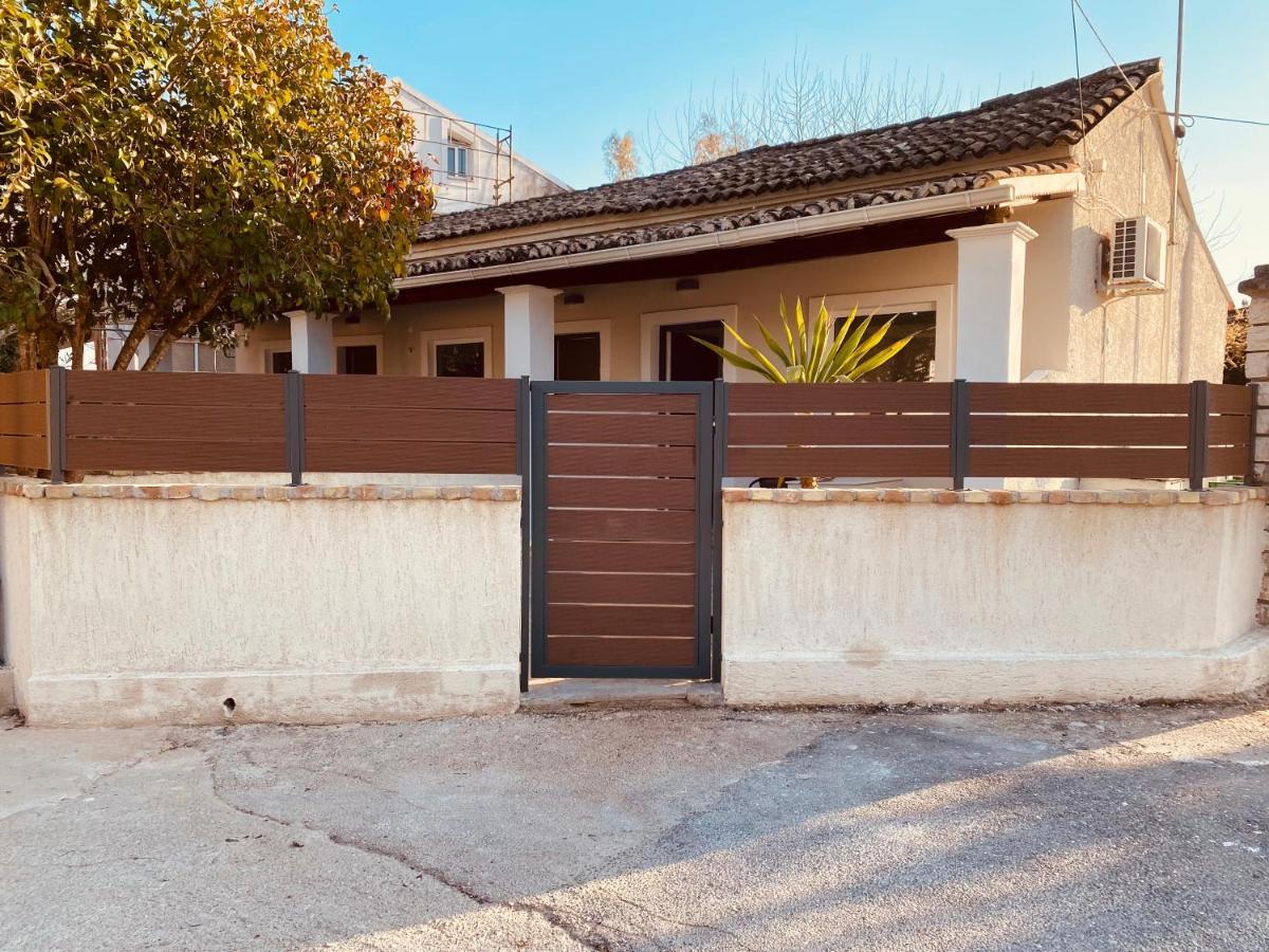 Louvros Luxury Suites Dassia  Exterior foto